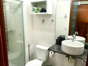 贝伦Mobiliado e aconchegante的浴室配有卫生间、盥洗盆和淋浴。