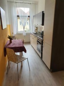 AmmendorfHalle Saale 402的一个带桌子和窗户的小厨房