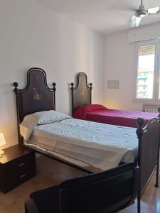 博洛尼亚BOLOGNA QUARTIERE SAVENA - APPARTAMENTO DI STEFANO的一间卧室设有两张床和窗户。