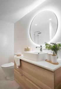 阿尔姆尼卡Almuñecar Seawiews Deluxe SinEsedesignhomes的一间带水槽、卫生间和镜子的浴室