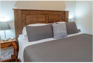 卢雷Mockingbird Mountain Spa and Retreat的卧室内的一张带木制床头板的床