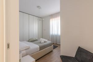 米兰La casa di GABRIELLA的一间卧室配有一张床和镜子