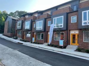 查塔努加Centrally located modern townhome free parking的街道边的一排砖砌建筑