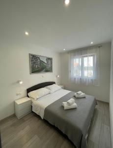 特罗吉尔Villa Felicita的一间卧室配有一张大床和两条毛巾