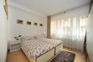 普雷达佐Appartamento Dolomiti的一间小卧室,配有床和窗户