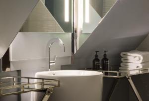 巴黎Albert's Hotel的一间带水槽和镜子的浴室