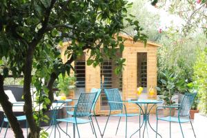 钱皮诺Giardini Penelope的一个带桌椅的庭院和狗屋