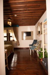 埃斯基谢希尔Arasta Konak Boutique Hotel的客厅设有木制天花板和沙发。