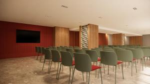 潘普洛纳Occidental Pamplona的一间会议室,配有椅子和平面电视