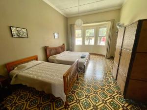 圣何塞哥斯达黎加酒店的一间卧室设有两张床和窗户。