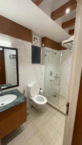 勒克瑙Neel Skye - Couple Friendly - DLF My Pad, Gomtinagar , Lucknow的浴室配有卫生间、盥洗盆和淋浴。