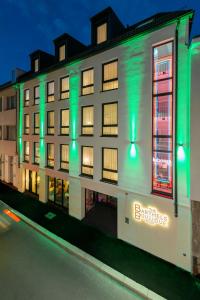 维尔茨堡The Barthels Boutique Hotel的建筑的一侧有绿灯