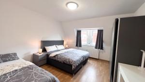 莱比锡517 Zentrum Ost Apartment的一间卧室设有两张床和窗户。
