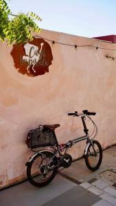 Los EstancosCasa Inspirada的停在墙上的自行车