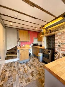 The Wabi Sabi House的厨房配有木制橱柜和砖墙