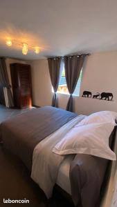 埃唐萨莱莱班海滩TI KAZ PIROGUE的卧室配有一张大床,墙上挂着动物