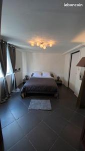 埃唐萨莱莱班海滩TI KAZ PIROGUE的一间卧室,卧室内配有一张大床