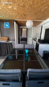 埃唐萨莱莱班海滩TI KAZ PIROGUE的一间设有桌子和两把椅子的房间和一间厨房