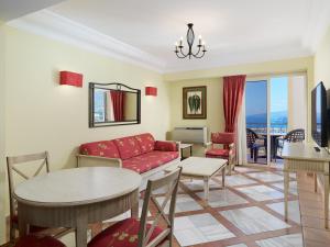 拉克鲁斯Hotel Las Águilas Tenerife, Affiliated by Meliá的客厅配有红色的沙发和桌子