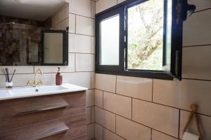 埃尔米瓜El Cedro Cottage Home的一间带水槽和窗户的浴室