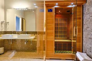 PolistenaLe Suite的一间带玻璃淋浴和水槽的浴室