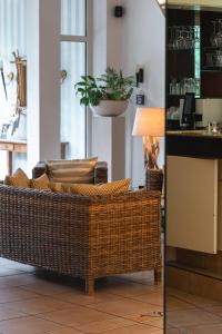 杜塞尔多夫艾斯特拉酒店的客厅配有柳条沙发和桌子
