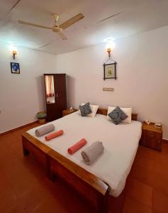 坎努尔Bodhi Beach House Kannur的一间卧室配有一张大床和两个枕头