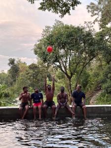 VaragampadiQatsyir Horizon的一群坐在水里的人,用红球演奏