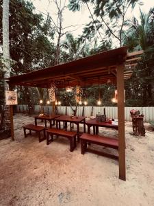 坎努尔Bodhi Beach House Kannur的一组野餐桌,位于带灯的亭子下