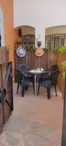 圣玛丽亚港Loft El pez blanco的庭院设有三把椅子、一张桌子和围栏