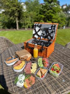 加茨比亚格拉JAK MAKIEM ZASIAŁ的一张带食物和一篮子食物的野餐桌