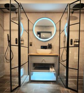 考斯Pinnacle Suites的一间带水槽和镜子的浴室