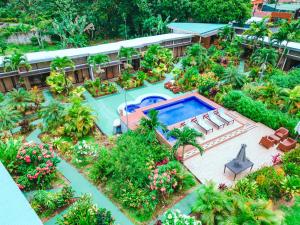 福尔图纳塞格莱托拉富勒杜纳酒店的享有带游泳池的度假村的空中景致