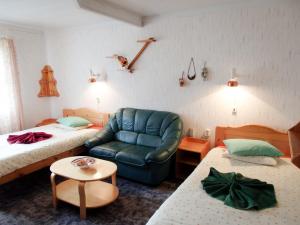KargiSõrve Holiday Home的酒店客房,设有两张床和一张蓝色的沙发