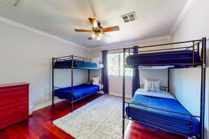 弗拉格斯塔夫Casa de Canyon的一间卧室设有两张双层床和吊扇