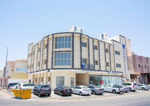 麦地那اجنحه البيداء فرع البخاري2的停车场内停放汽车的大型建筑