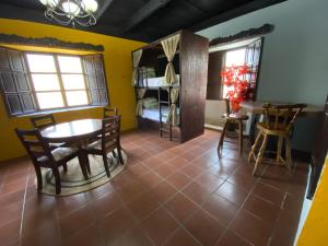 危地马拉安地瓜RUAJ HOSTAL -Wellness-Colonial-Exclusive-的客房设有桌椅和一张双层床。