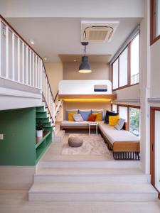 曼谷Bedtime storeys near ICON SIAM的带沙发和楼梯的房间