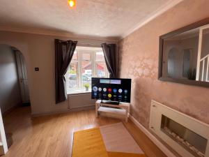 CONTRACTORS OR FAMILY HOUSE - M1 Nottingham - IKEA RETAIL PARK - CATKIN DRIVE - 2 Bed Home with Driveway, private garden, sleeps 4 - TV'S in all rooms的一间带电视和壁炉的客厅