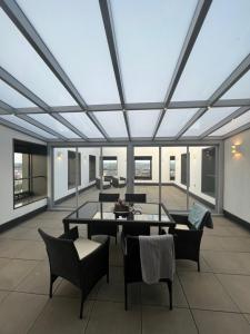 布尔诺AZ Tower Apartment的一间设有大型玻璃天花板的客厅