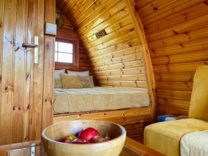 CorredouraThe Gold Pod, relax and enjoy on a Glamping house的一间小木屋,里面放着一碗水果