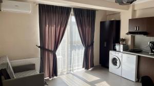 德罗贝塔-塞维林堡Apartament Luca的客厅设有窗户和洗衣机。