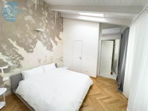 的里雅斯特Tarabochia 8 Tirabora Short Rent的卧室配有白色的床和墙壁