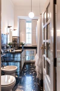 比索达雷加Douro D'Heart - Regua Guesthouse - Casa Completa的一间带水槽、卫生间和柜台的浴室