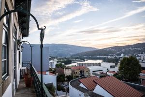 比索达雷加Douro D'Heart - Regua Guesthouse - Casa Completa的阳台享有城市美景。