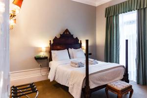 比索达雷加Douro D'Heart - Regua Guesthouse - Casa Completa的一间卧室设有一张大床和一个窗户。