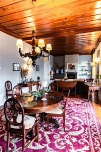 比索达雷加Douro D'Heart - Regua Guesthouse - Casa Completa的一间位于地毯上的带桌椅的用餐室