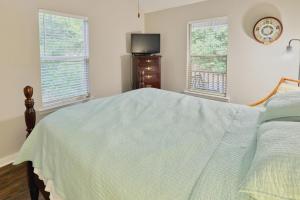 海伦Laurel Creek的一间卧室设有一张床、一台电视和两个窗户。