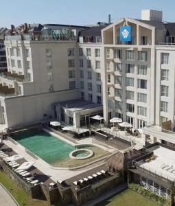 蒂格雷CONDOMINIOS WYNDHAM-NORDELTA DESAYUNO Incluido!!的享有酒店空中美景,设有游泳池