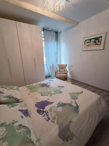 普拉托La Casina Pallacorda的一间卧室配有一张大床和一把椅子